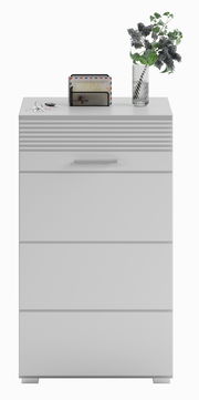 Frontale Ansicht einer modernen, weißen Kommode mit drei Schubladen, dekoriert mit einem Blumenstrauß in einer Vase und einem Briefhalter.