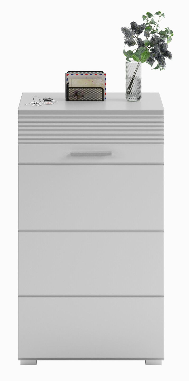 Frontale Ansicht einer modernen, weißen Kommode mit drei Schubladen, dekoriert mit einem Blumenstrauß in einer Vase und einem Briefhalter.