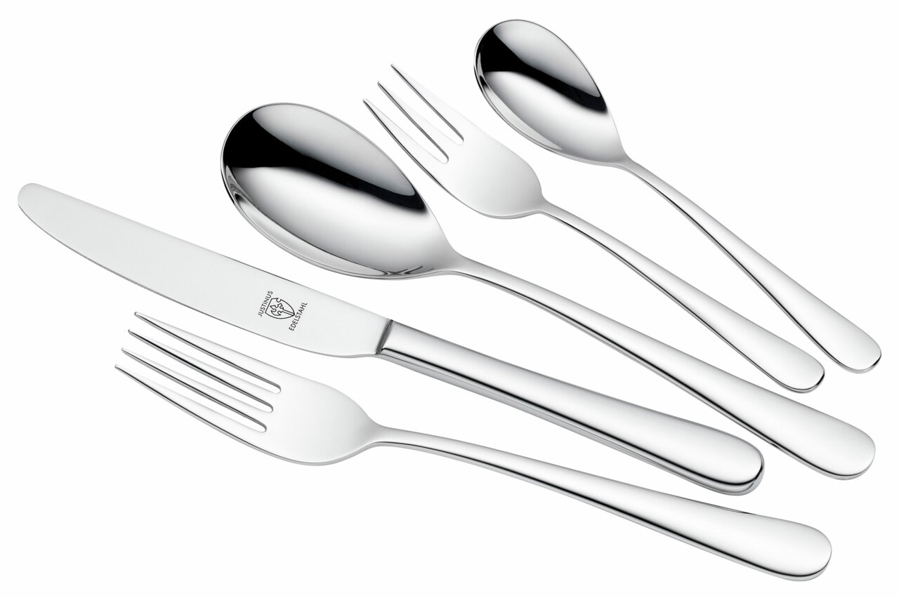 Set aus glänzendem Edelstahlbesteck, bestehend aus Messer, Gabel, Löffel, Dessertgabel und Teelöffel, in Nahaufnahme von oben.
