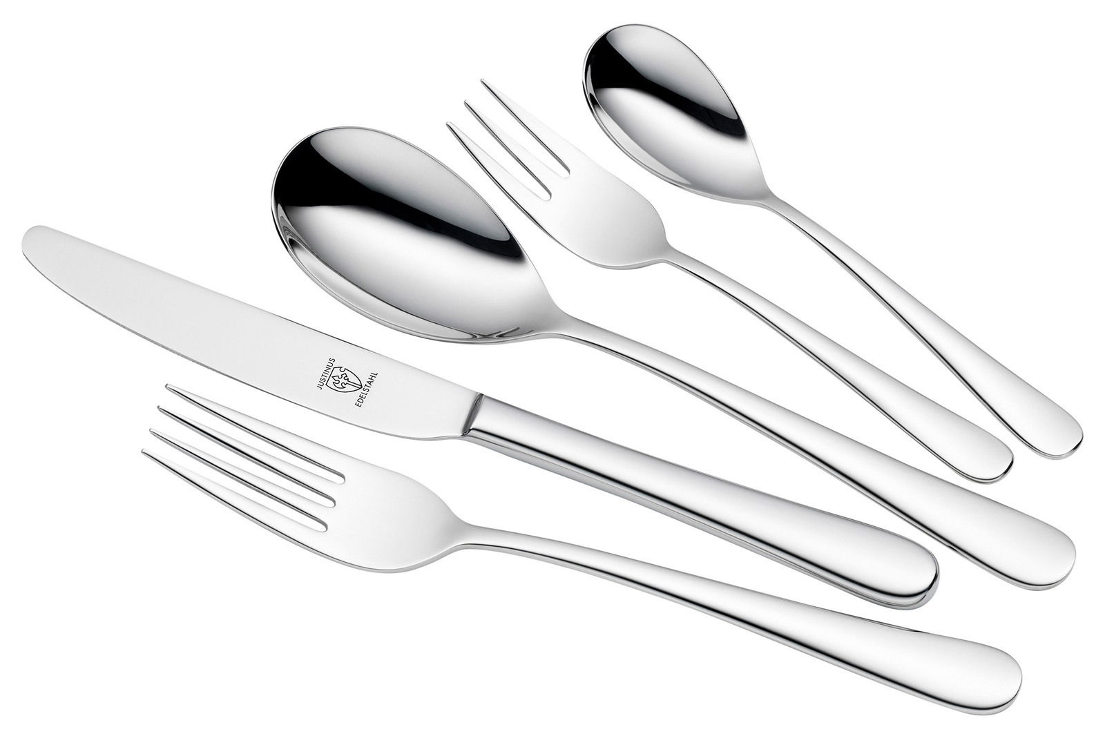 Set aus glänzendem Edelstahlbesteck, bestehend aus Messer, Gabel, Löffel, Dessertgabel und Teelöffel, in Nahaufnahme von oben.