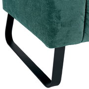 Nahaufnahme einer grünen 2,5er-Sitzbank mit schwarzem Metallfuß, seitliche Perspektive