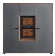 Frontansicht eines modernen Highboards von Wöstmann Markenmöbel, Modell WM 2410, mit grauen Türen und dekorativen Holzelementen in der Mitte.