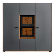 Frontansicht eines modernen Highboards von Wöstmann Markenmöbel, Modell WM 2410, mit grauen Türen und dekorativen Holzelementen in der Mitte.