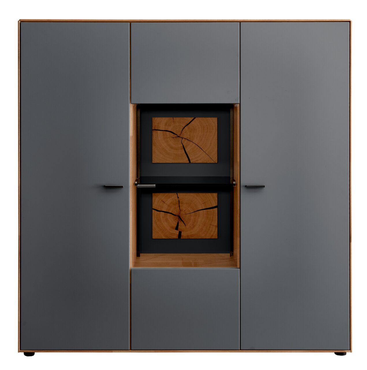 Vooraanzicht van een modern hoogkast van Wöstmann Markenmöbel, model WM 2410, met grijze deuren en decoratieve houten elementen in het midden.