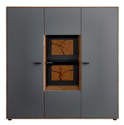 Vooraanzicht van een modern hoogkast van Wöstmann Markenmöbel, model WM 2410, met grijze deuren en decoratieve houten elementen in het midden.