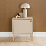 Frontale Ansicht einer modernen Nachtkonsole in Beige mit Holzbeinen, dekoriert mit einer Tischlampe und einem Spielzeugauto.