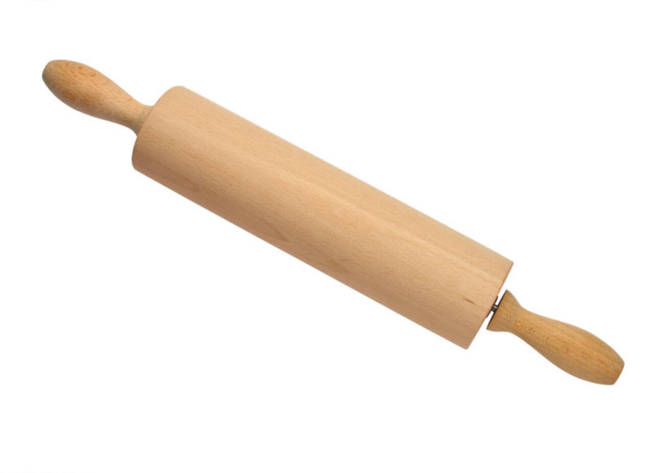 Teigroller aus Holz, 43 cm lang, in diagonaler Perspektive fotografiert