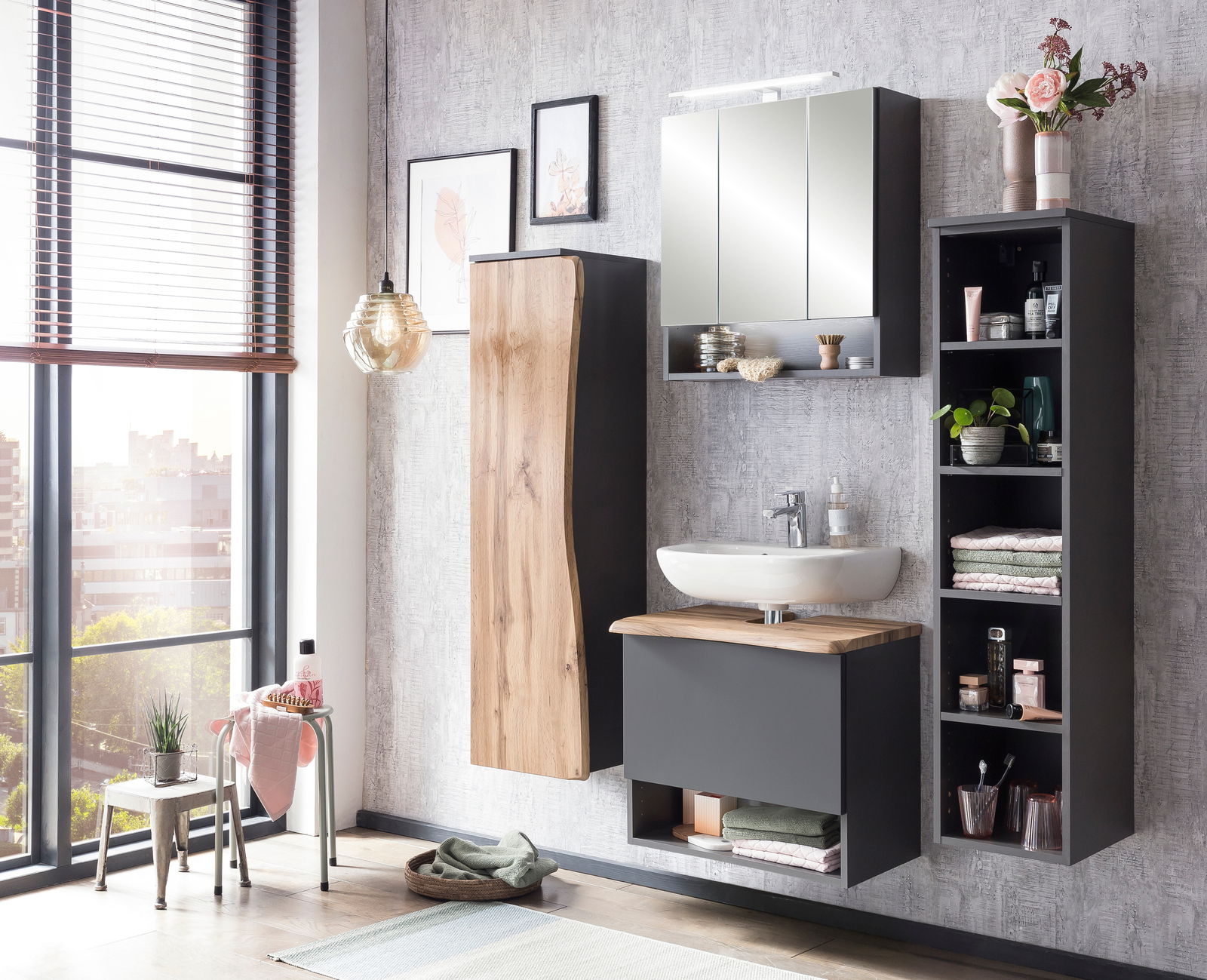 Badezimmer mit modernem Midi-Regal in Holzoptik, seitliche Perspektive