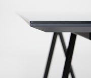 Nahaufnahme der Tischkante des JOOP! Esstisch SWING mit schwarzem Gestell, seitliche Perspektive