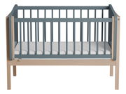 Anstellbett aus Holz mit grauen Gitterstäben, Vorderansicht