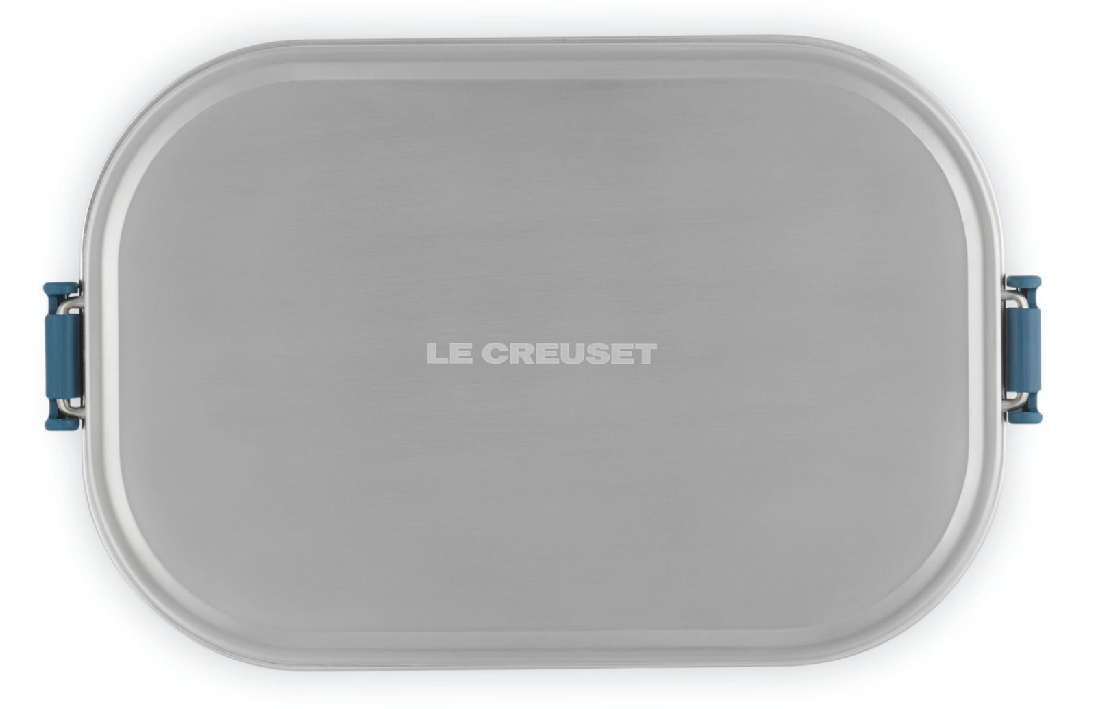 Obere Ansicht einer rechteckigen Lunchbox in Deep Teal mit silbernem Deckel und blauen Verschlüssen, Marke Le Creuset.