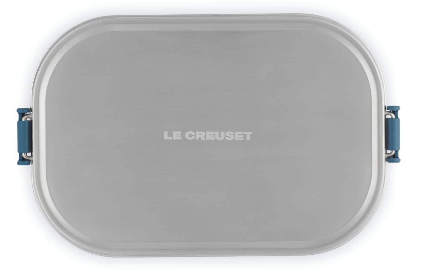 Obere Ansicht einer rechteckigen Lunchbox in Deep Teal mit silbernem Deckel und blauen Verschlüssen, Marke Le Creuset.