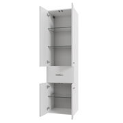Weißer Hochschrank mit zwei offenen Türen und Glasböden, Frontalansicht