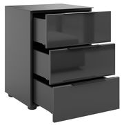 Schwarze Nachtkommode mit drei offenen Schubladen, seitliche Perspektive