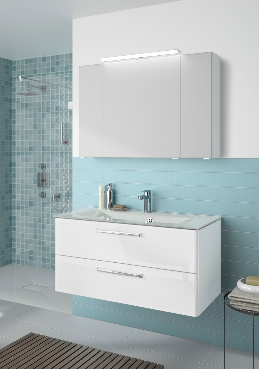 Moderner Badblock mit weißem Waschtisch und Spiegelschrank, seitliche Perspektive