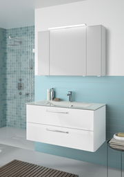 Moderner Badblock mit weißem Waschtisch und Spiegelschrank, seitliche Perspektive