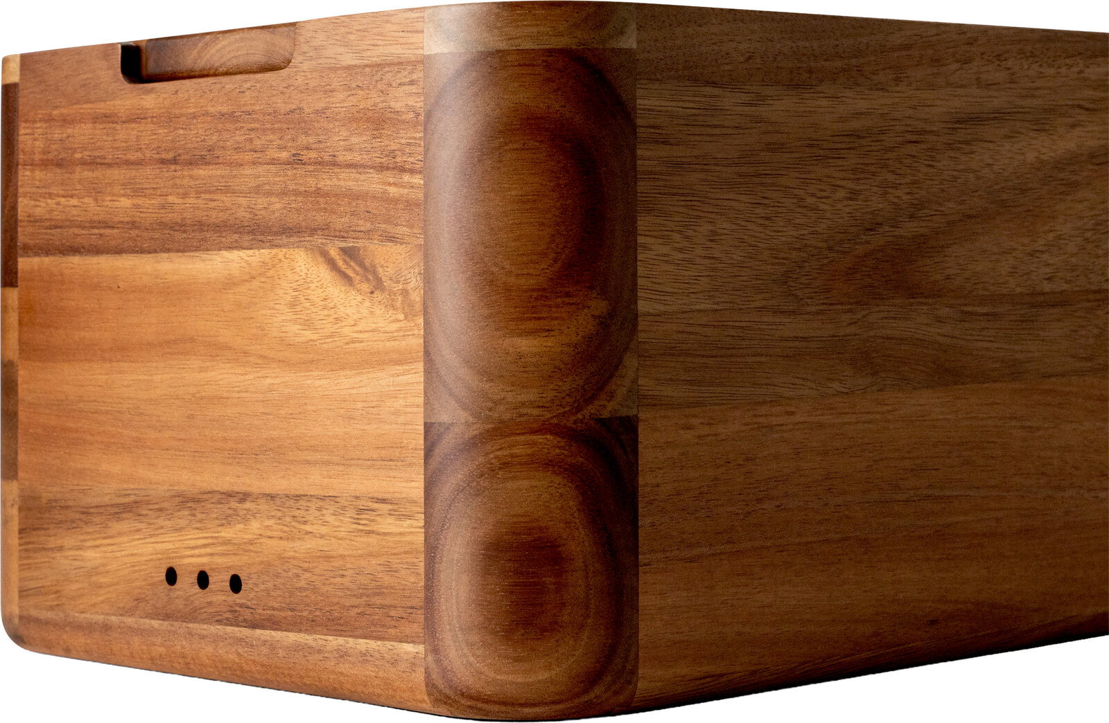 Holzbox mit abgerundeten Ecken und sichtbarer Maserung, Nahaufnahme aus seitlicher Perspektive mit Blick auf die Ecke