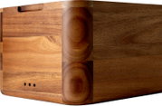 Holzbox mit abgerundeten Ecken und sichtbarer Maserung, Nahaufnahme aus seitlicher Perspektive mit Blick auf die Ecke