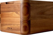 Holzbox mit abgerundeten Ecken und sichtbarer Maserung, Nahaufnahme aus seitlicher Perspektive mit Blick auf die Ecke