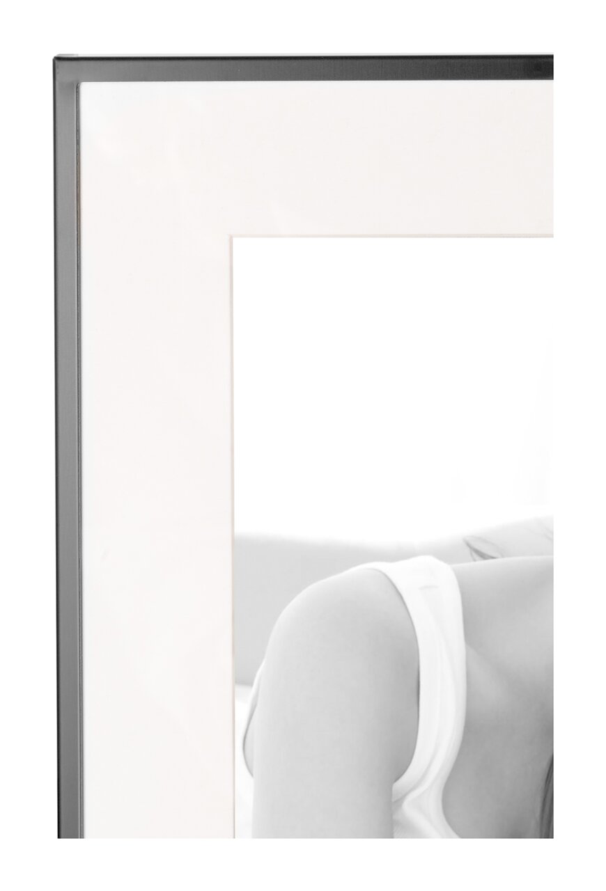 Schwarzer Aluminiumrahmen mit einem Teil eines Bildes im Hochformat.