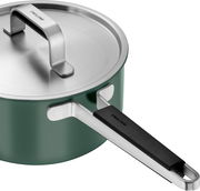 Grüner Kochtopf mit Deckel und langem Griff, seitliche Perspektive