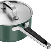 Grüner Kochtopf mit Deckel und langem Griff, seitliche Perspektive
