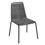 Moderner grauer Stapelstuhl mit Metallbeinen, seitliche Perspektive