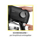 Nahaufnahme einer schwarzen Küchenmaschine mit Schwenkarm, der per Knopfdruck entriegelbar ist. Eine Hand bedient den Entriegelungsknopf.