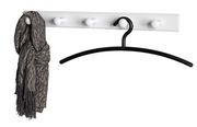 Weiße Garderobenleiste mit fünf Haken, an der ein grauer Schal und ein schwarzer Kleiderbügel hängen, seitliche Perspektive.