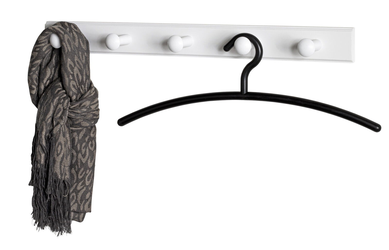 Weiße Garderobenleiste mit fünf Haken, an der ein grauer Schal und ein schwarzer Kleiderbügel hängen, seitliche Perspektive.