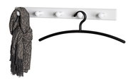 Weiße Garderobenleiste mit fünf Haken, an der ein grauer Schal und ein schwarzer Kleiderbügel hängen, seitliche Perspektive.