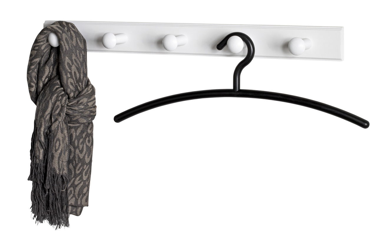 Weiße Garderobenleiste mit fünf Haken, an der ein grauer Schal und ein schwarzer Kleiderbügel hängen, seitliche Perspektive.
