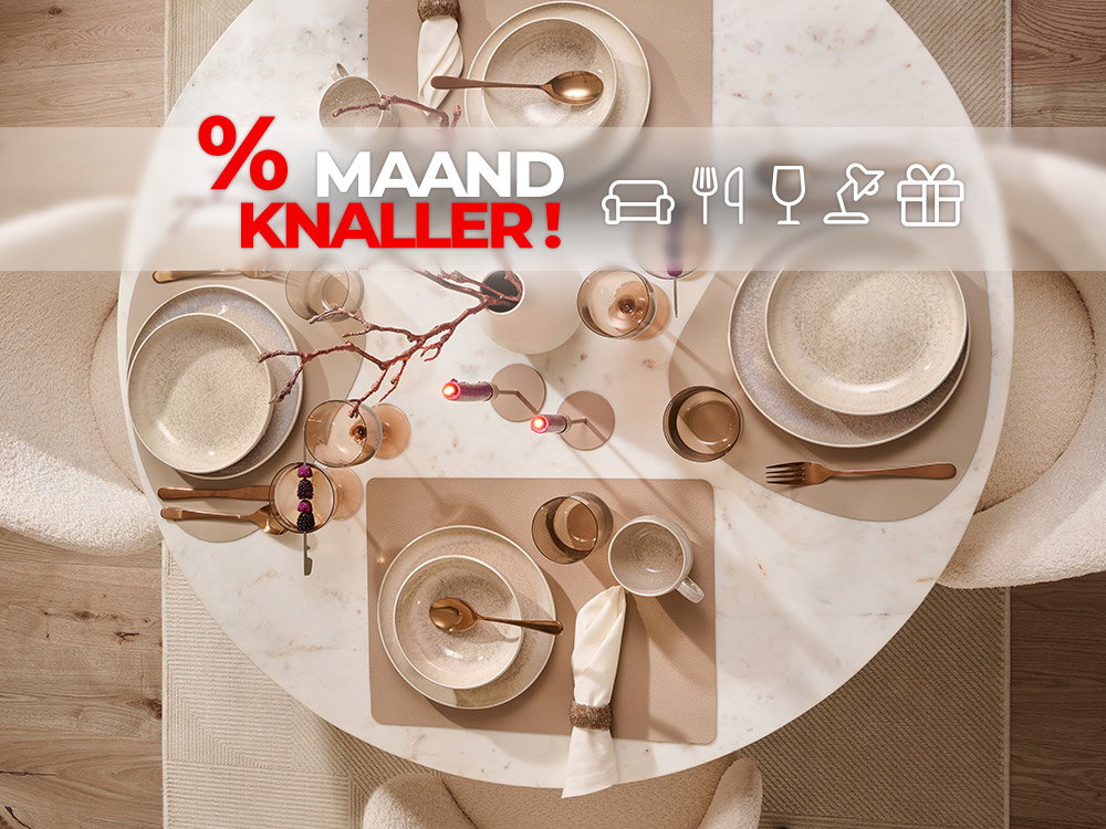 Gedekte eettafel in beige met servies en glazen, met „% Monats Kracher!“ en witte wooniconen erboven.