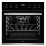 Frontansicht eines modernen Einbauherds mit digitaler Anzeige und mehreren Bedienknöpfen, geöffnete Tür mit Gitterrosten und Lüfter im Inneren.