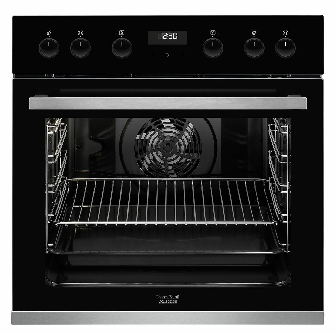 Frontansicht eines modernen Einbauherds mit digitaler Anzeige und mehreren Bedienknöpfen, geöffnete Tür mit Gitterrosten und Lüfter im Inneren.