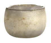 Nahaufnahme eines runden, goldfarbenen Teelichthalters mit glatter Oberfläche.