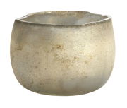 Nahaufnahme eines runden, goldfarbenen Teelichthalters mit glatter Oberfläche.