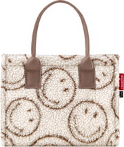 Vorderansicht einer flauschigen Shopper-Tasche aus Teddyplüsch in Creme mit braunem Kreis-Muster, zwei braunen Tragehenkeln und seitlichem reisenthel-Label, freigestellt auf weißem Hintergrund