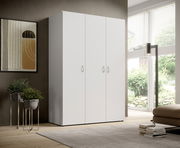 Moderner, weißer Drehtürenschrank mit drei Türen, frontal abgebildet in einem hellen Raum mit großen Fenstern und stilvoller Dekoration.