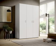 Moderner, weißer Drehtürenschrank mit drei Türen, frontal abgebildet in einem hellen Raum mit großen Fenstern und stilvoller Dekoration.