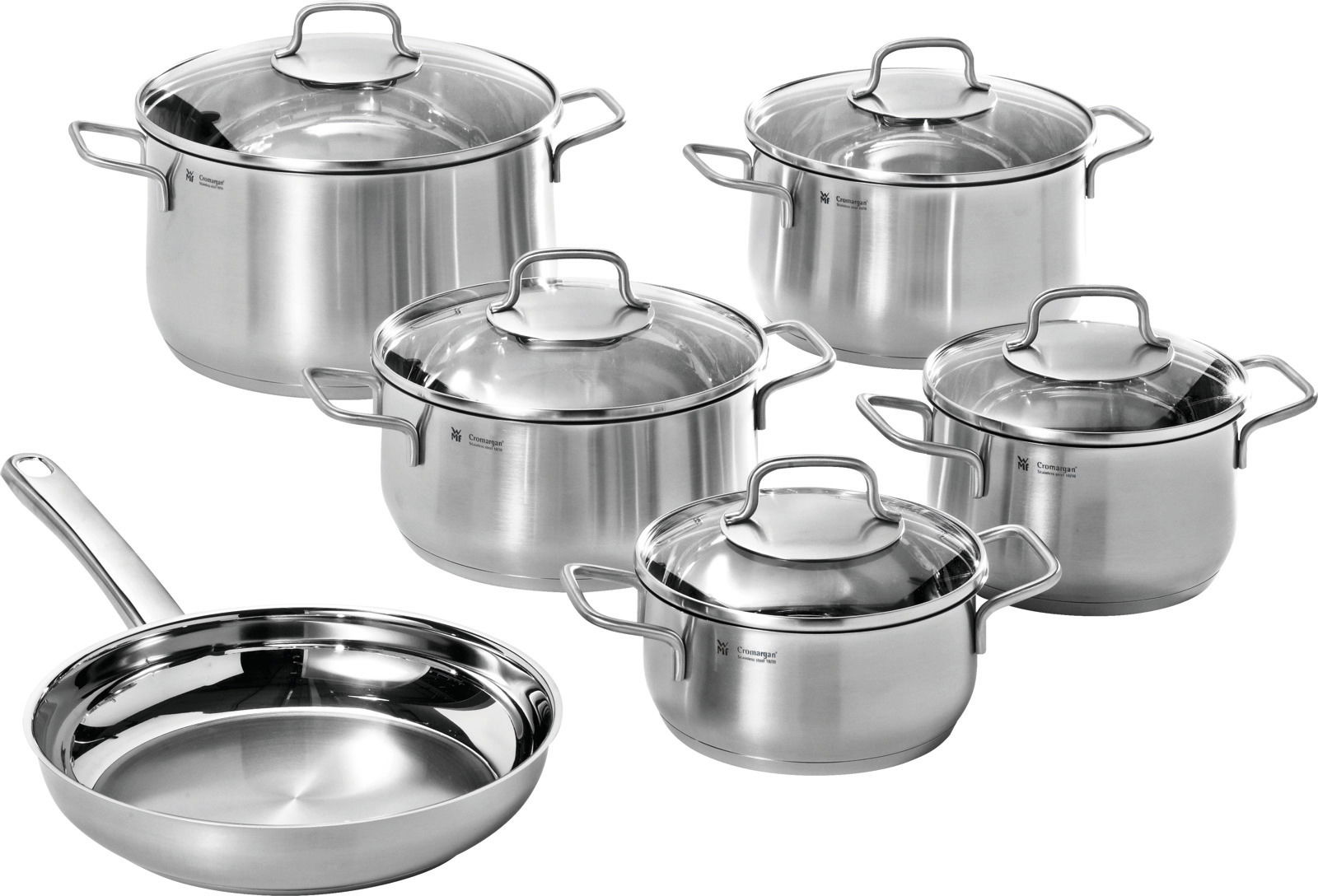 Sechsteiliges Topfset aus Edelstahl mit Glasdeckeln, bestehend aus fünf Töpfen und einer Pfanne, in einer leicht erhöhten Perspektive.