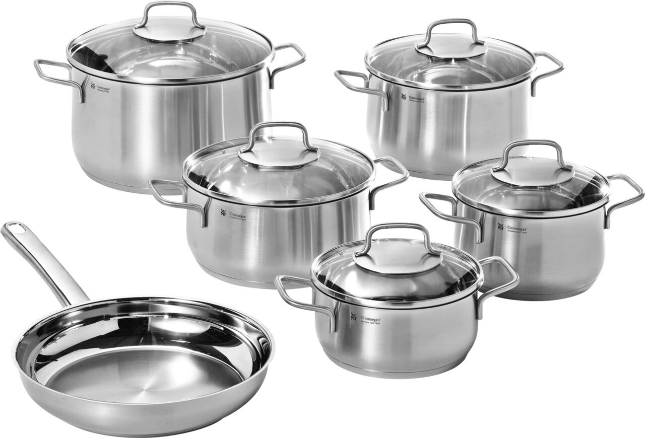 Sechsteiliges Topfset aus Edelstahl mit Glasdeckeln, bestehend aus fünf Töpfen und einer Pfanne, in einer leicht erhöhten Perspektive.