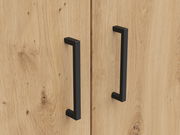 Nahaufnahme von zwei schwarzen Griffen an einer Holztür eines Mehrzweckschranks, aus der Frontalperspektive.