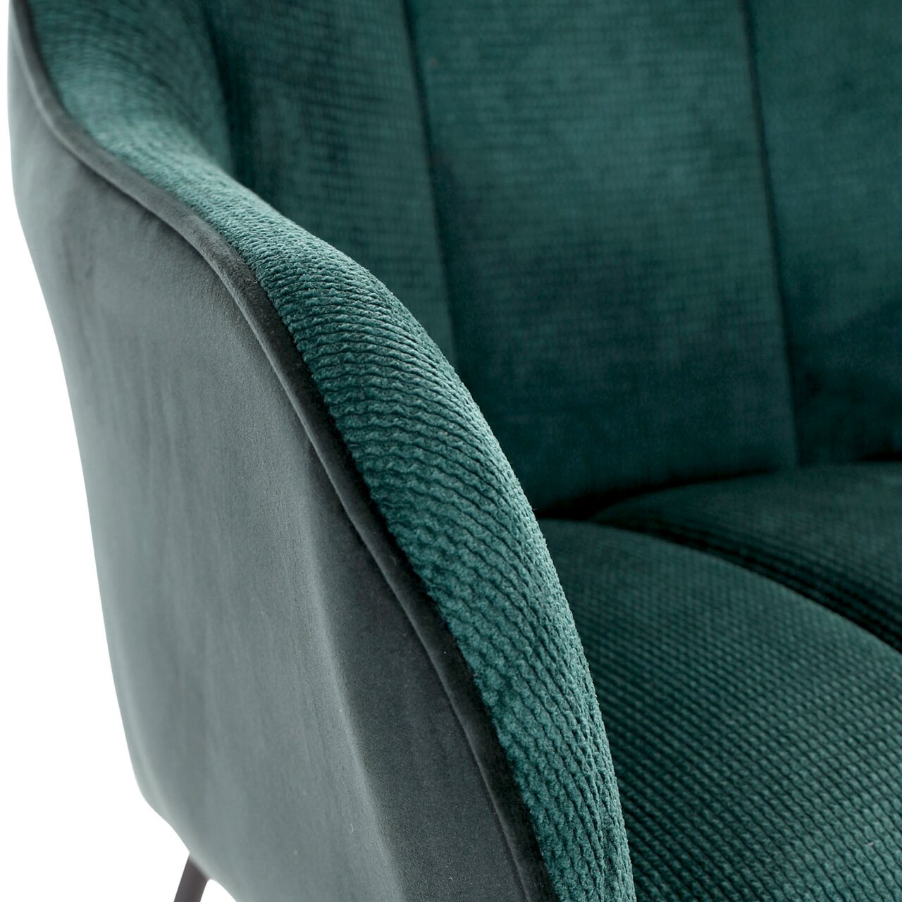 Nahaufnahme eines grünen Armlehnstuhls aus Stoff, seitliche Perspektive