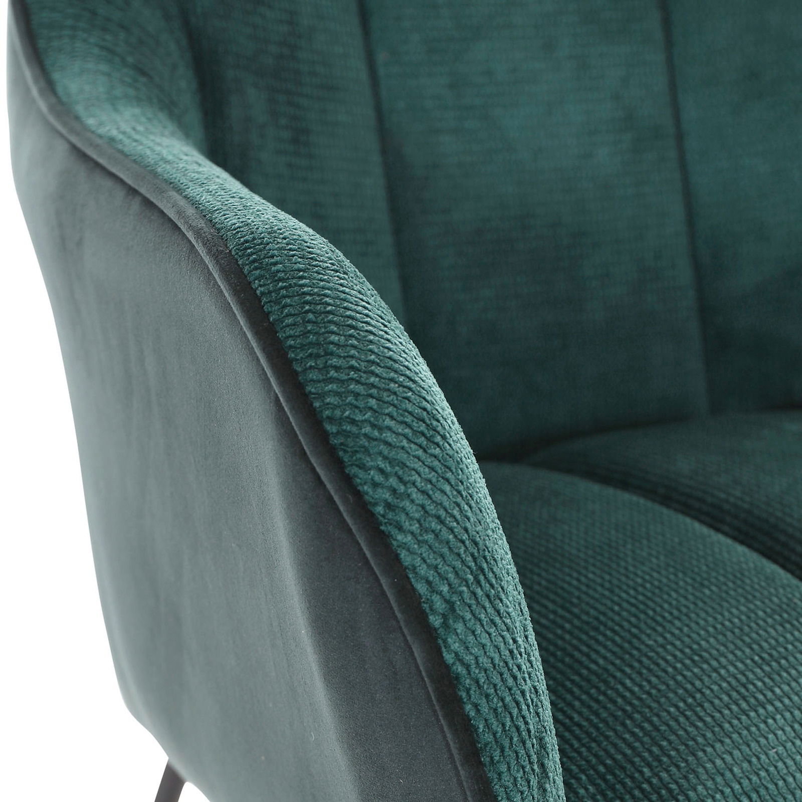 Nahaufnahme eines grünen Armlehnstuhls aus Stoff, seitliche Perspektive