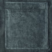 Nahaufnahme einer Tasche auf einem Vossen Bademantel in dunkelgrauer Farbe.