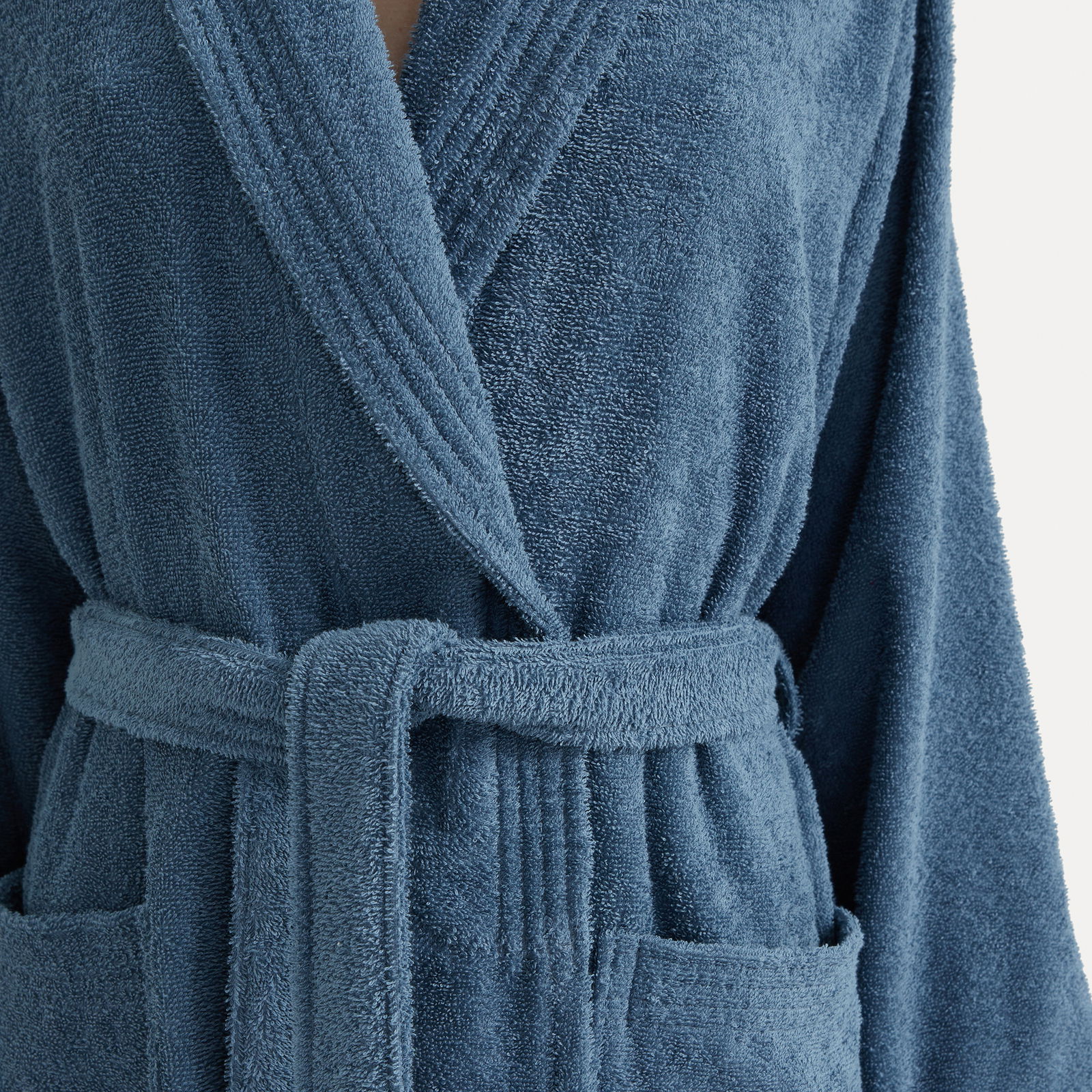 Nahaufnahme eines blauen Bademantels mit Schalkragen und Gürtel, Vorderansicht