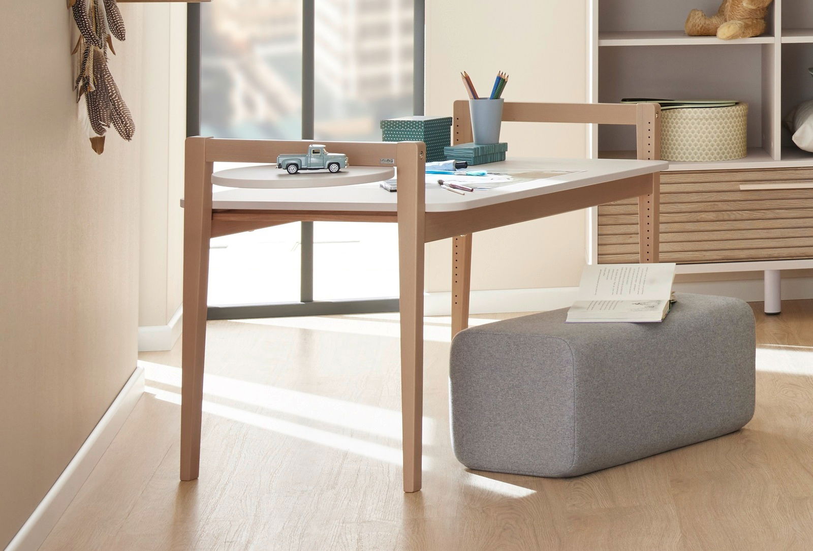 Paidi Tischplatte LITTLE CLOUD Tischplatte Tiny Table in einem modernen Raum, seitliche Perspektive, mit Spielzeugauto und Schreibutensilien darauf.