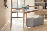 Tischplatte Tiny Table in einem modernen Raum, seitliche Perspektive, mit Spielzeugauto und Schreibutensilien darauf.