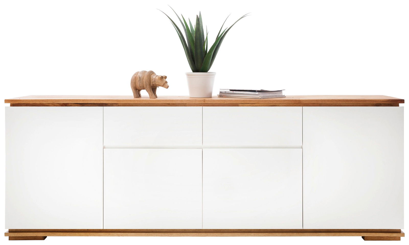 Frontansicht eines weißen XL-Sideboards mit Holzoberfläche, dekoriert mit einer Pflanze, einem Holzdekor und Zeitschriften.